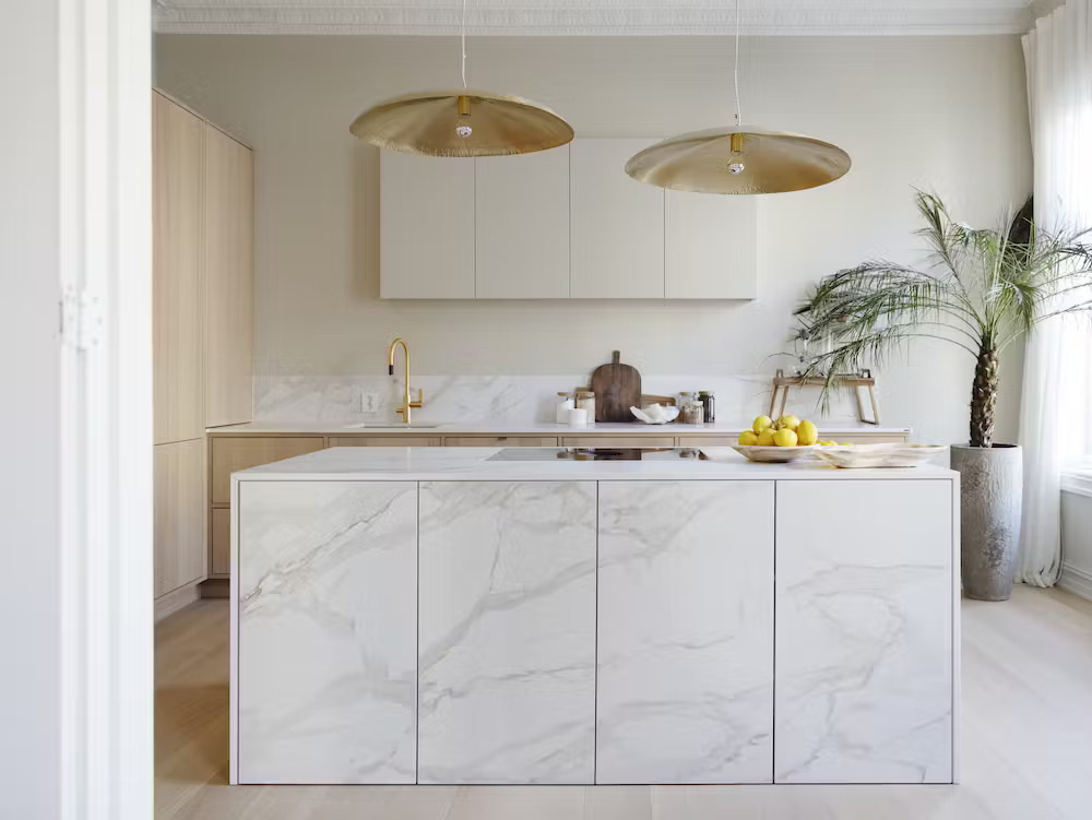 Küchenrückwand (Spritzschutz) aus Keramikplatte Dekton Morpheus – soft touch