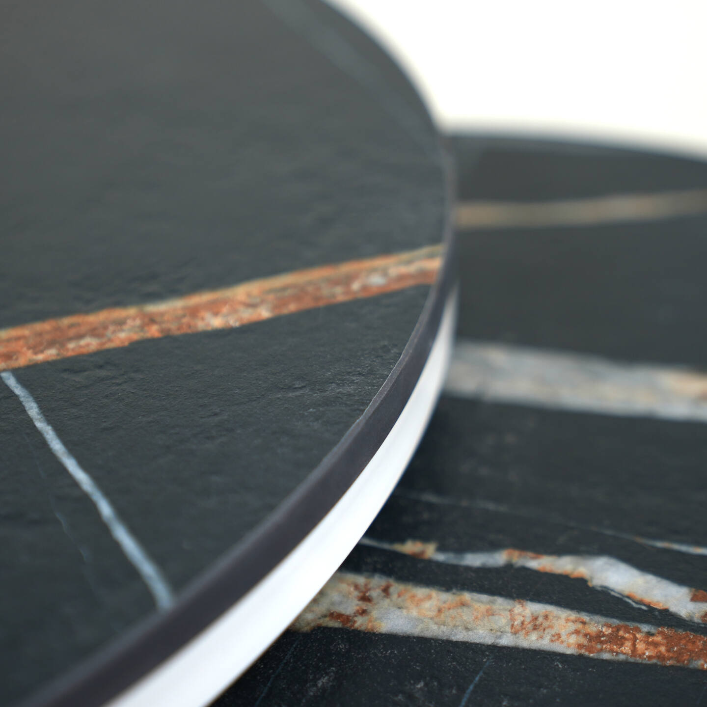 Tisch Franko Mindoro aus Franko Keramik Sahara Noir Ø60 & Ø40