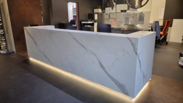 Empfangstheke aus Keramikplatten Franko R1, individuell angepasst