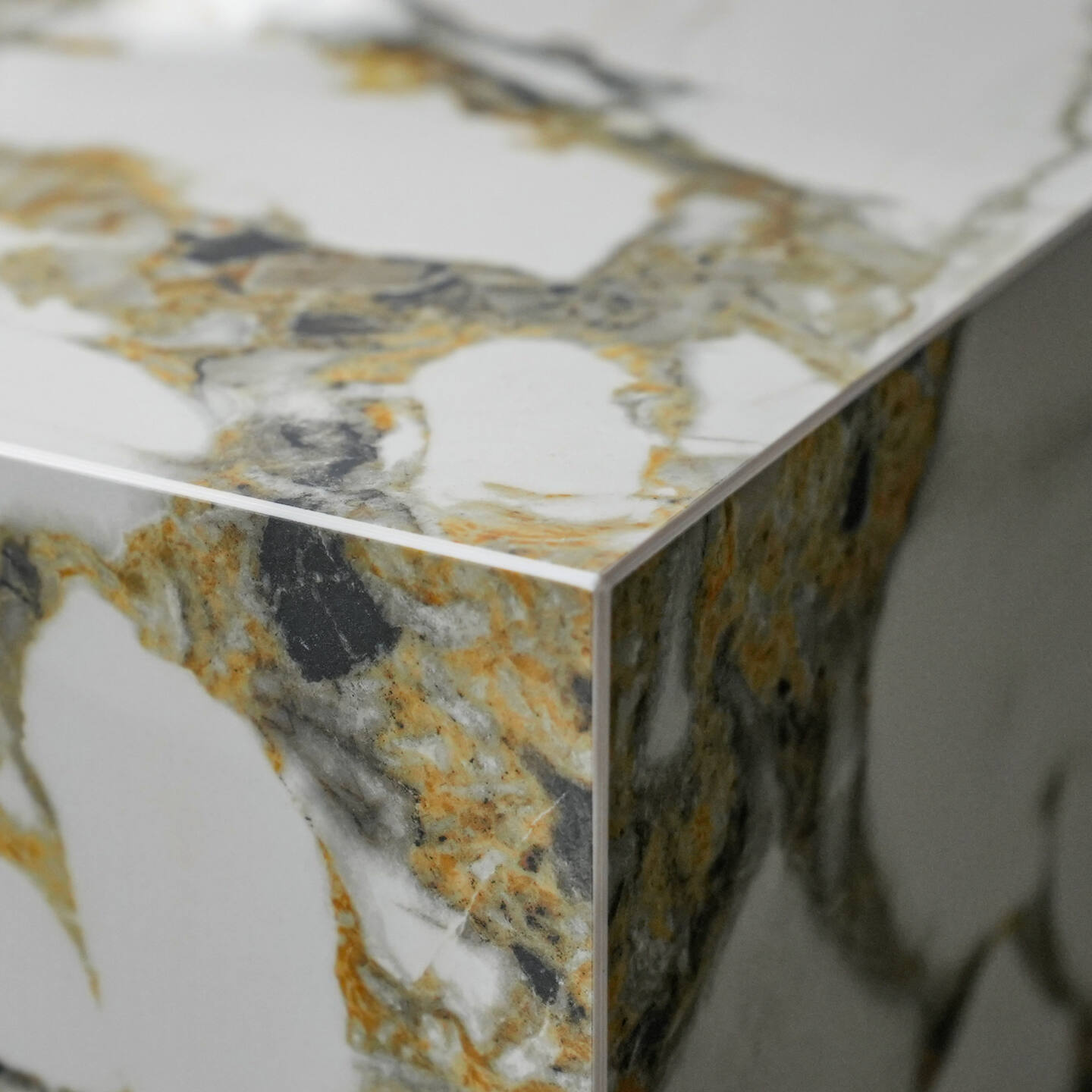 Tisch Franko Neyo aus Franko Keramik Gold Beauty 90×90