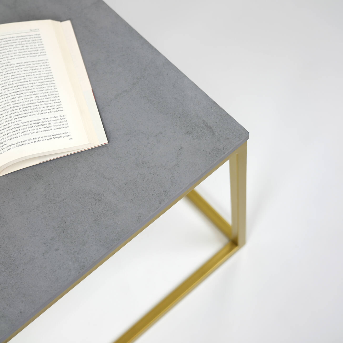 Tisch Franko Lindi aus Franko Keramik Pietra di Savoia Grigia 80×80