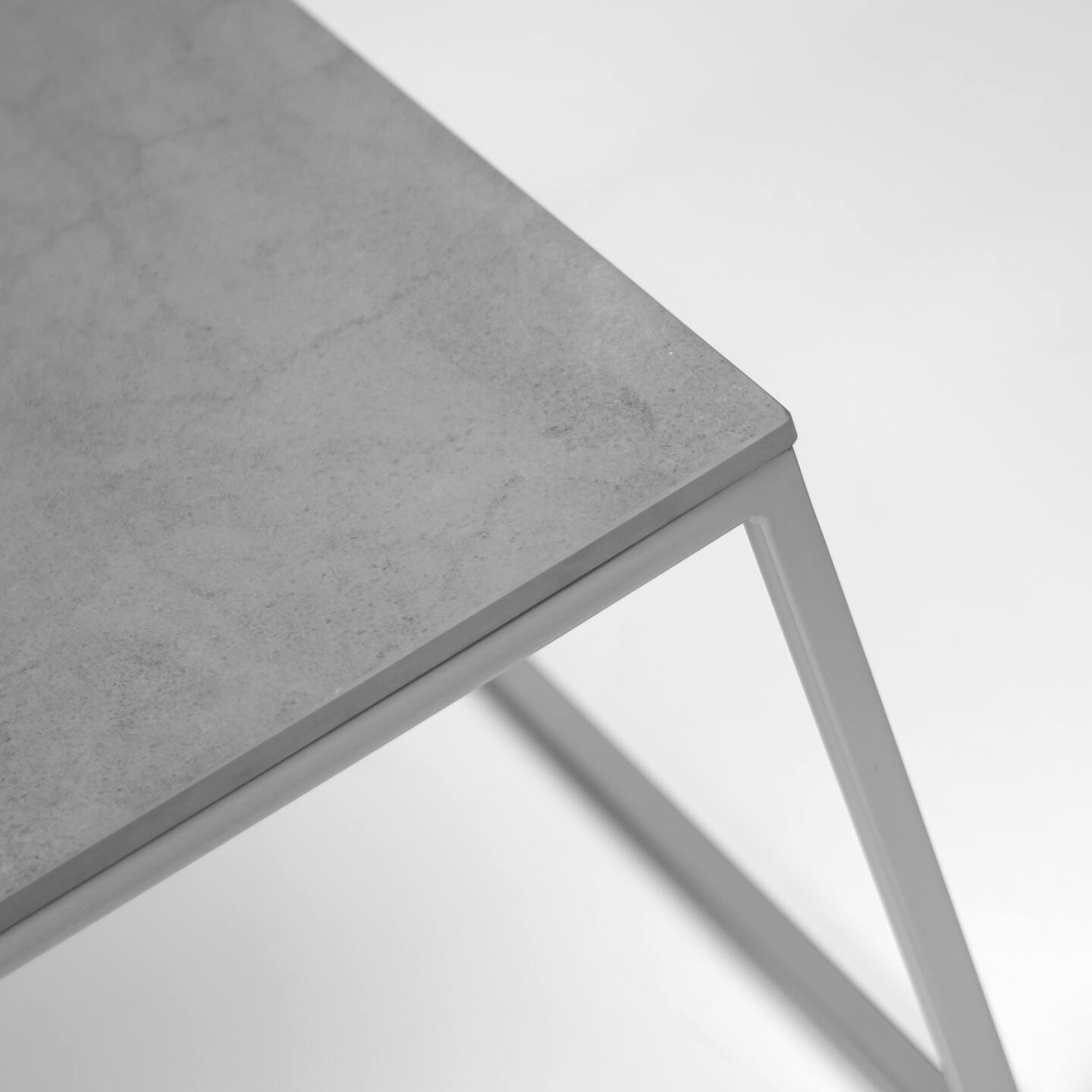 Tisch Franko Lindi aus Franko Keramik Pietra di Savoia Grigia 80×80