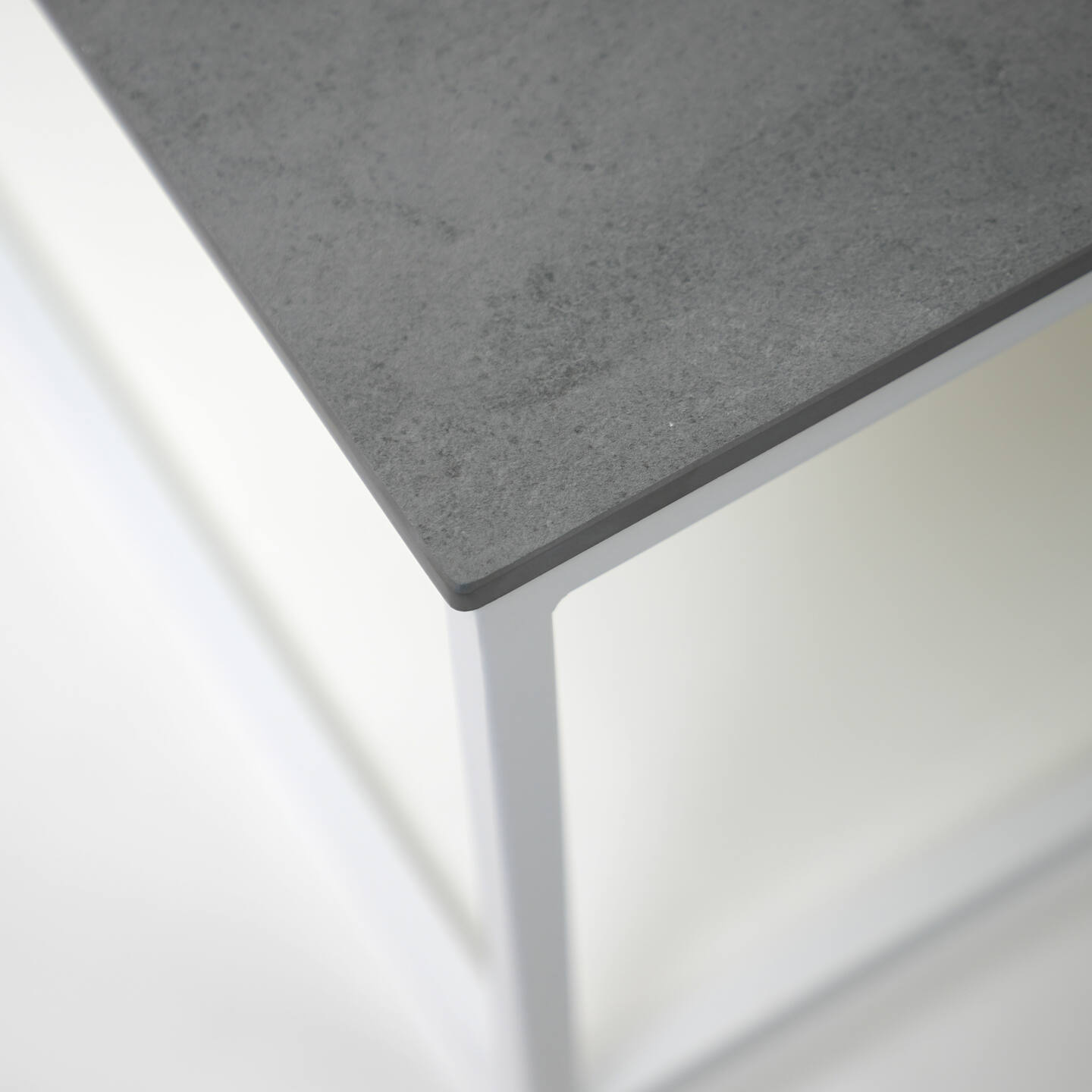 Tisch Franko Lindi aus Franko Keramik Pietra di Savoia Grigia 80×80