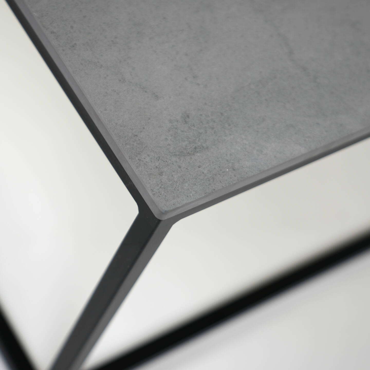 Tisch Franko Lindi aus Franko Keramik Pietra di Savoia Grigia 80×80