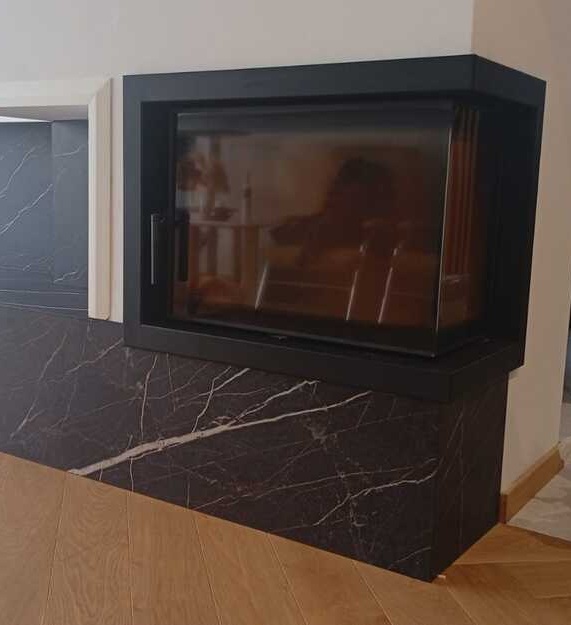 Keramik rund um den Kamin