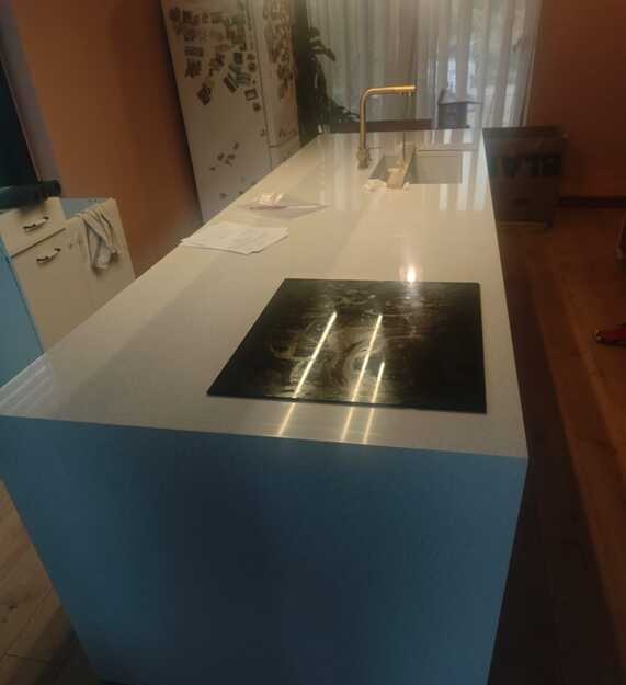 Küchenarbeitsplatten aus dem Konglomerat Silestone Blanco Maple