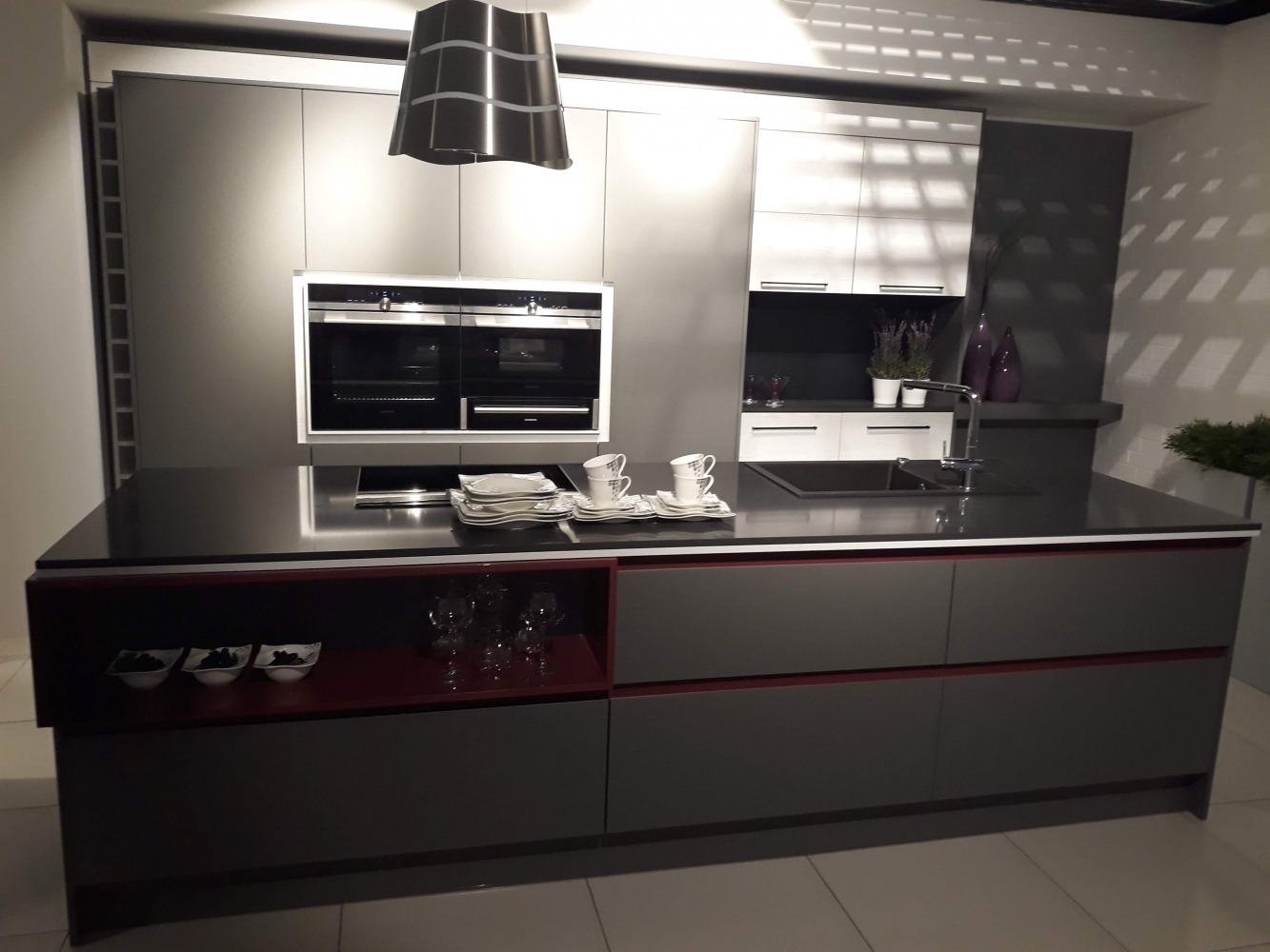 Küchenarbeitsplatte aus Konglomerat nach Maß, Schwarz – Technistone Crystal Anthracite Pure - poliert