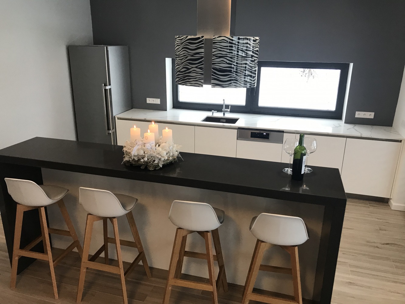 Küchenarbeitsplatte aus Konglomerat nach Maß, Schwarz – Technistone Crystal Anthracite Pure - poliert