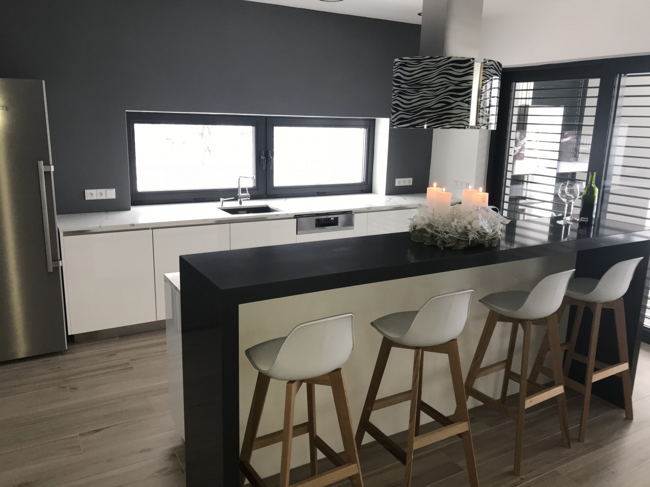 Küchenarbeitsplatte aus Konglomerat nach Maß, Schwarz – Technistone Crystal Anthracite Pure - poliert