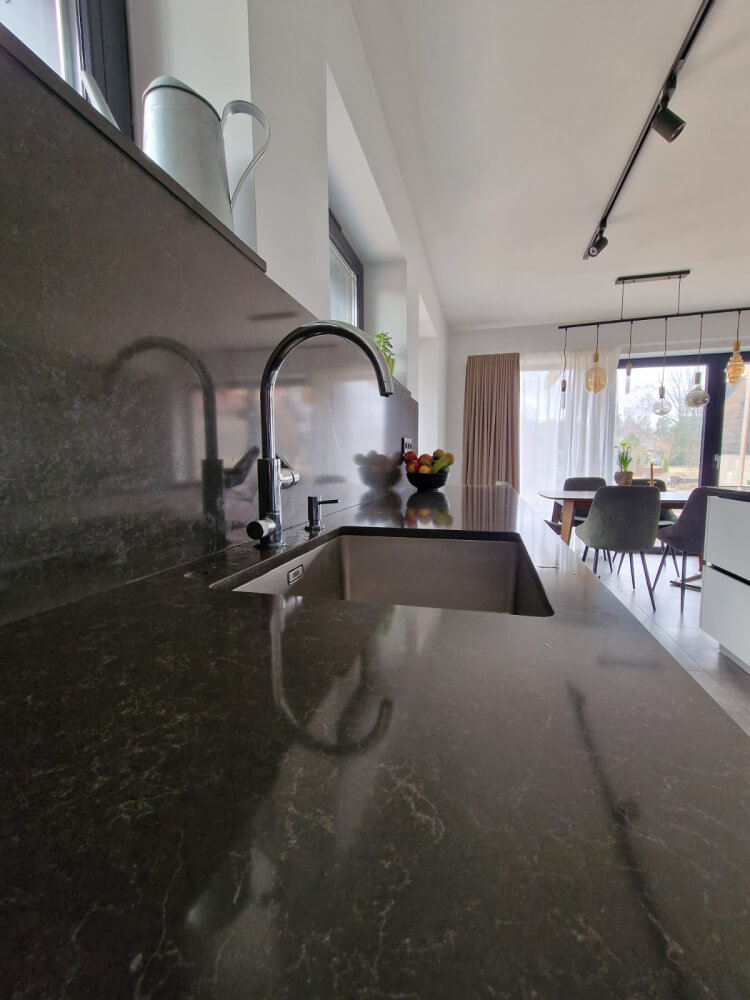 Küchenarbeitsplatte aus Konglomerat nach Maß, Grau – Technistone Noble Pietra Grey - poliert