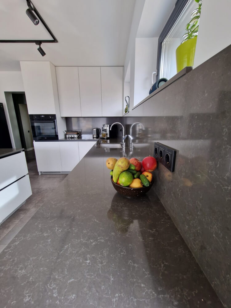 Küchenarbeitsplatte aus Konglomerat nach Maß, Grau – Technistone Noble Pietra Grey - poliert