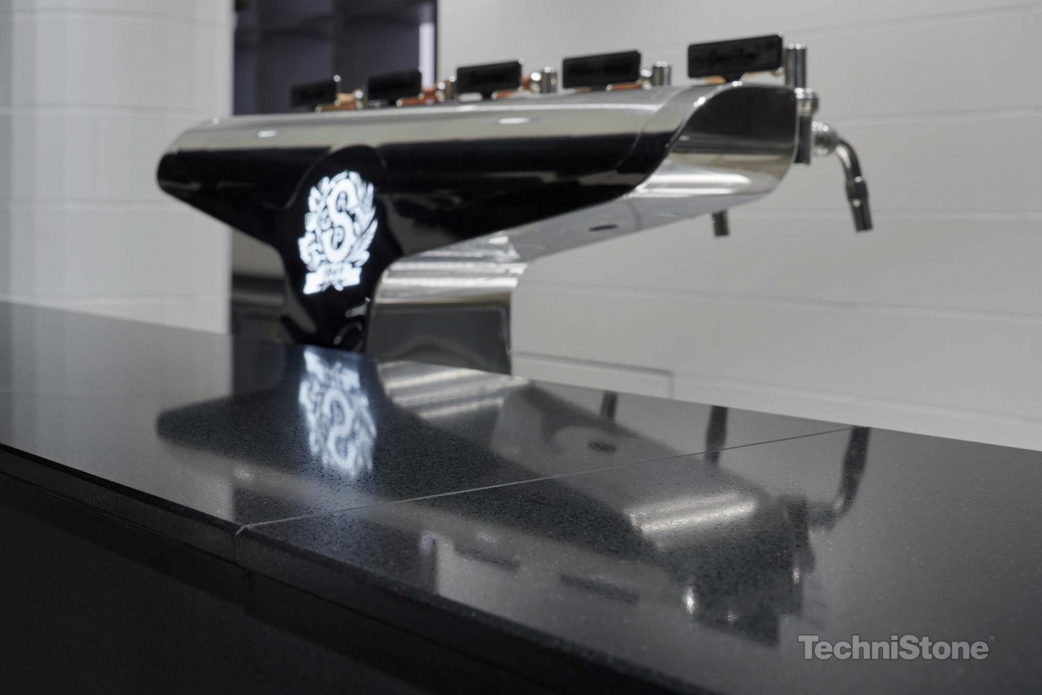 Küchenarbeitsplatte aus Konglomerat nach Maß, Schwarz – Technistone Gobi Black - poliert