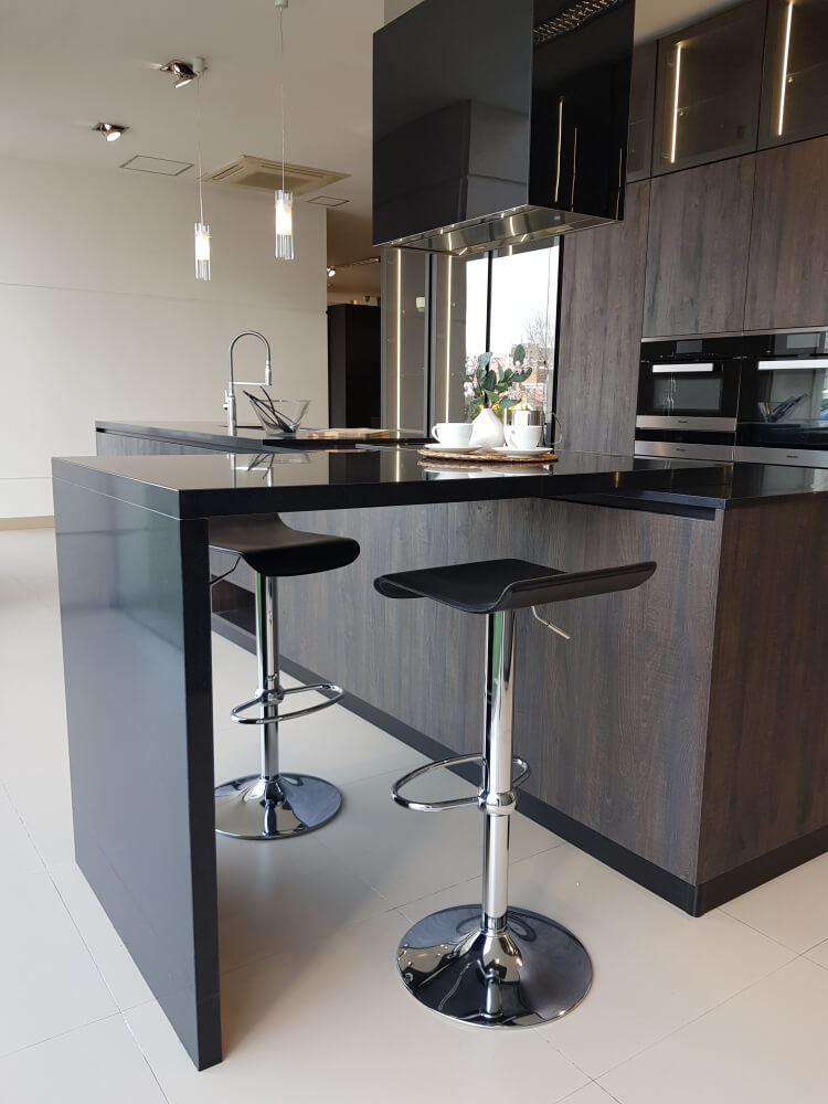 Küchenarbeitsplatte aus Konglomerat nach Maß, Schwarz – Technistone Gobi Black - poliert