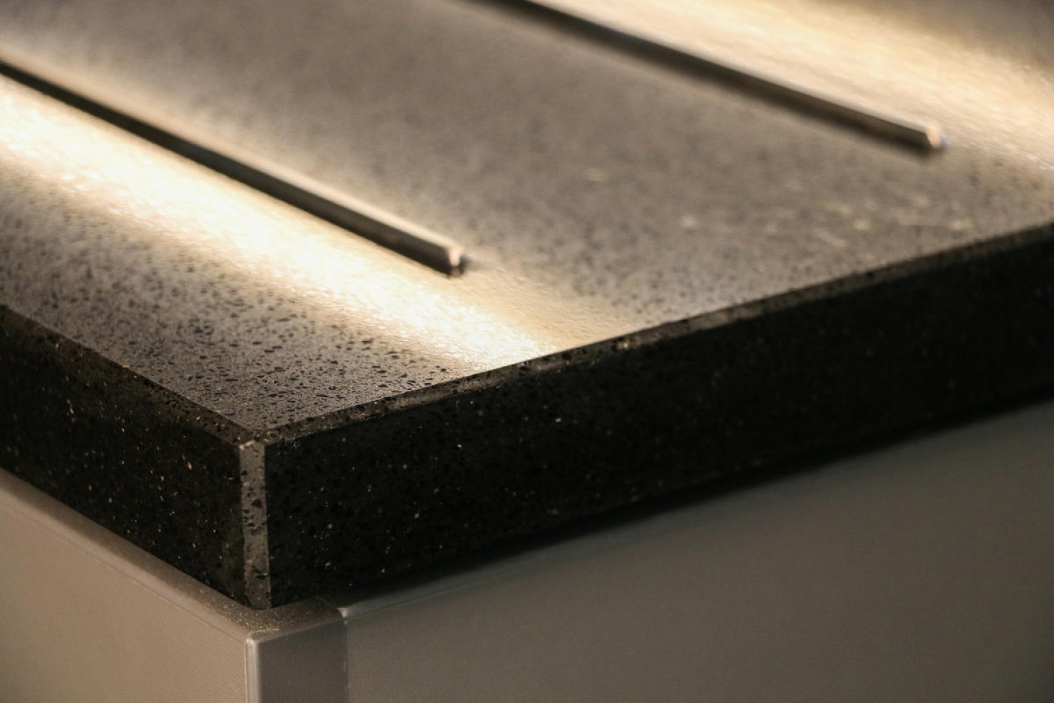 Küchenarbeitsplatte aus Konglomerat nach Maß, Schwarz – Technistone Gobi Black - poliert