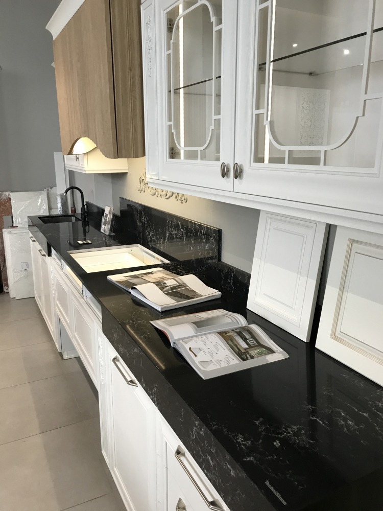 Küchenarbeitsplatte aus Konglomerat nach Maß, Schwarz – Technistone Pearl Delta - poliert