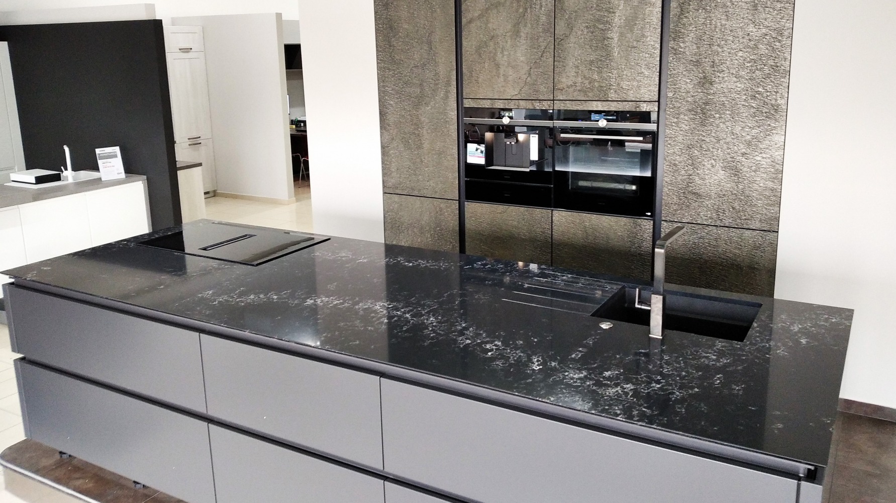 Küchenarbeitsplatte aus Konglomerat nach Maß, Schwarz – Technistone Pearl Delta - poliert