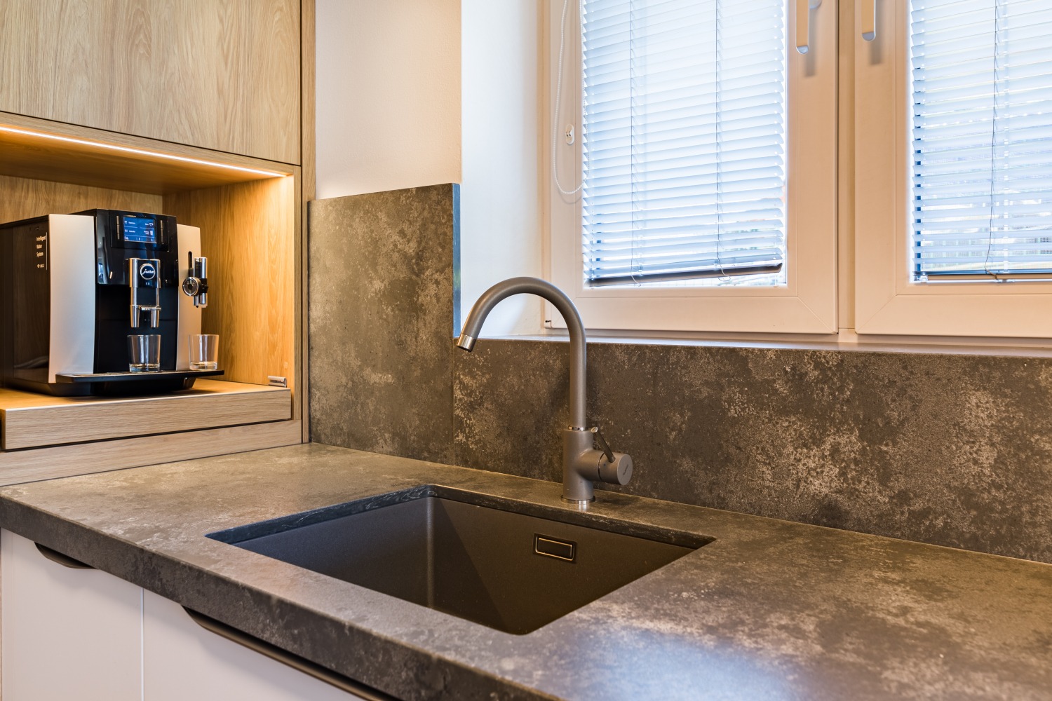 Küchenarbeitsplatte aus Konglomerat nach Maß, Schwarz – Technistone Residente Dark - terra