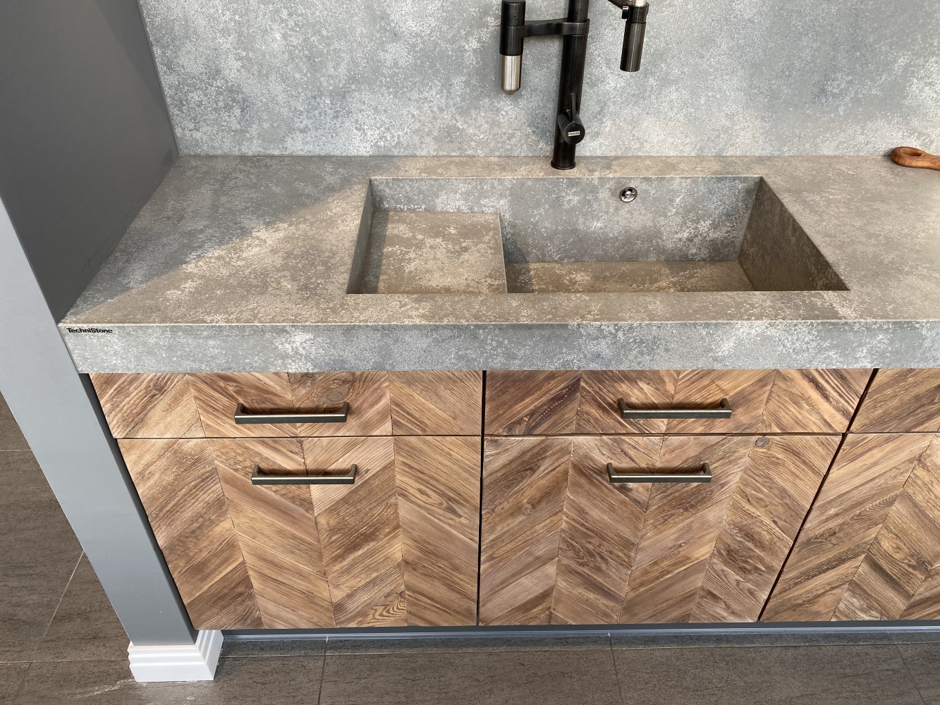 Küchenarbeitsplatte aus Konglomerat nach Maß, Schwarz – Technistone Residente Dark - terra