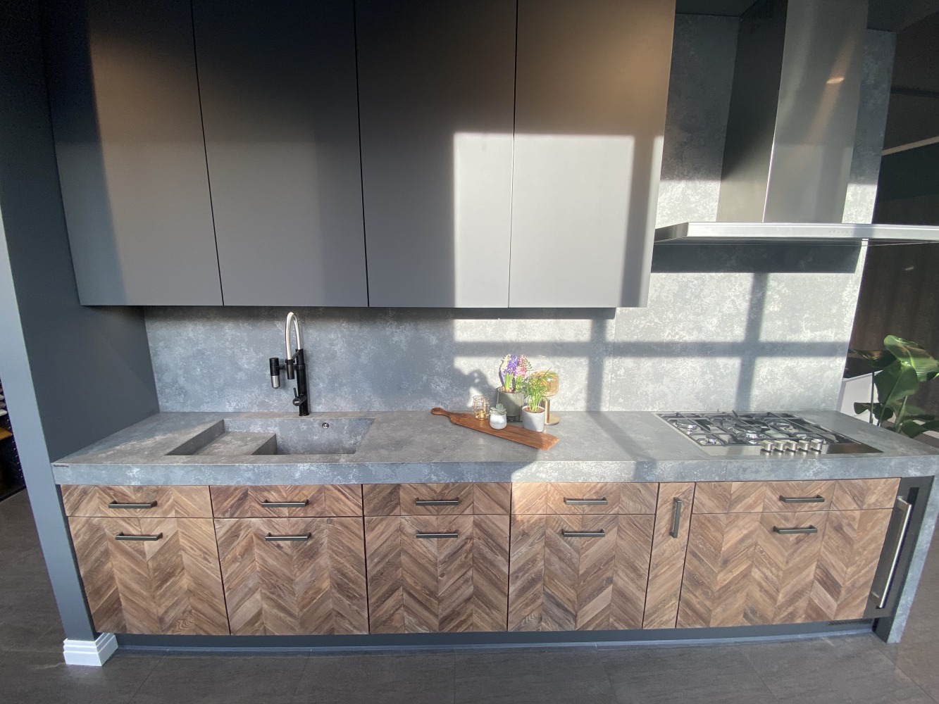 Küchenarbeitsplatte aus Konglomerat nach Maß, Schwarz – Technistone Residente Dark - terra