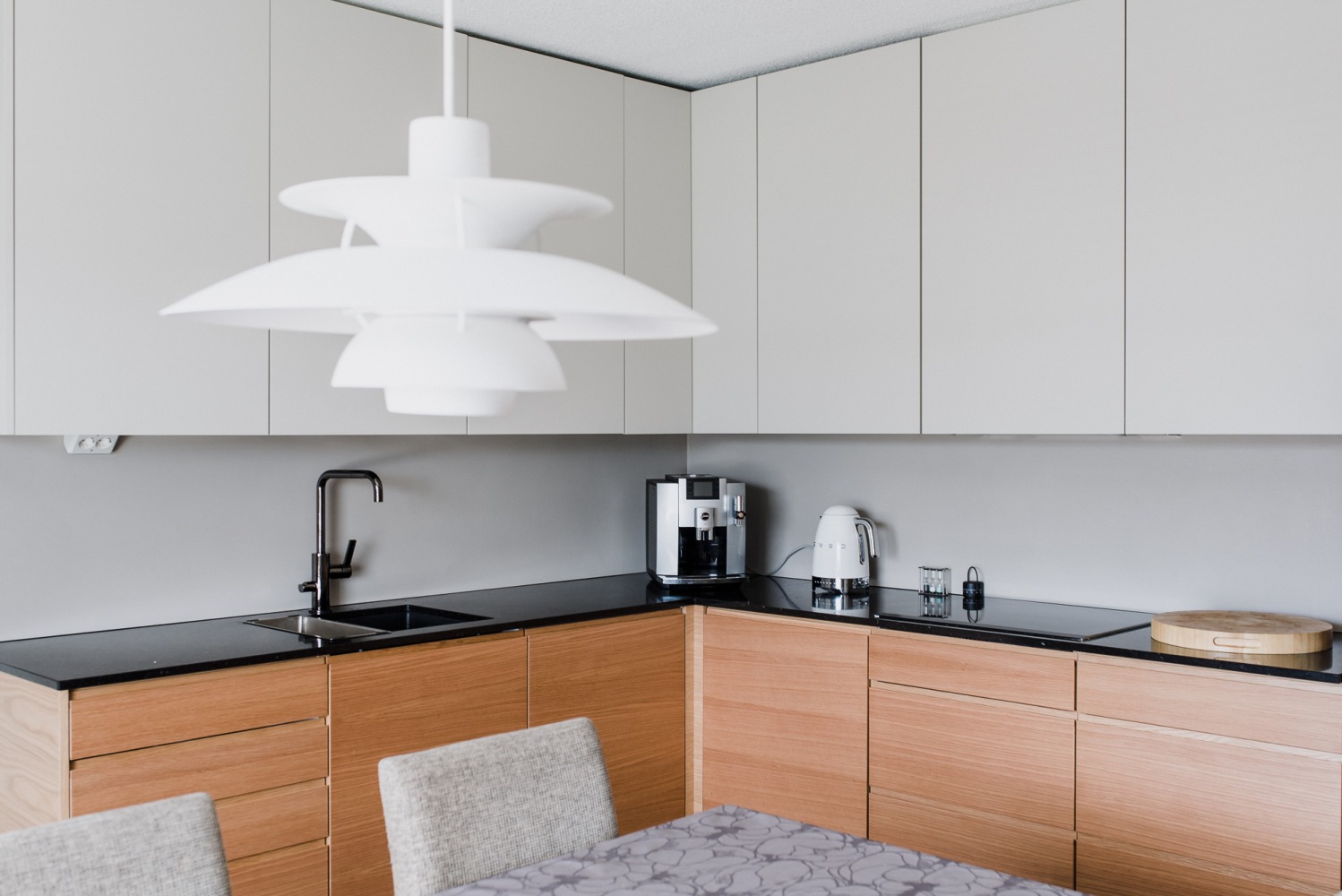 Küchenarbeitsplatte aus Konglomerat nach Maß, Schwarz – Technistone Taurus Terazzo Dark - matt