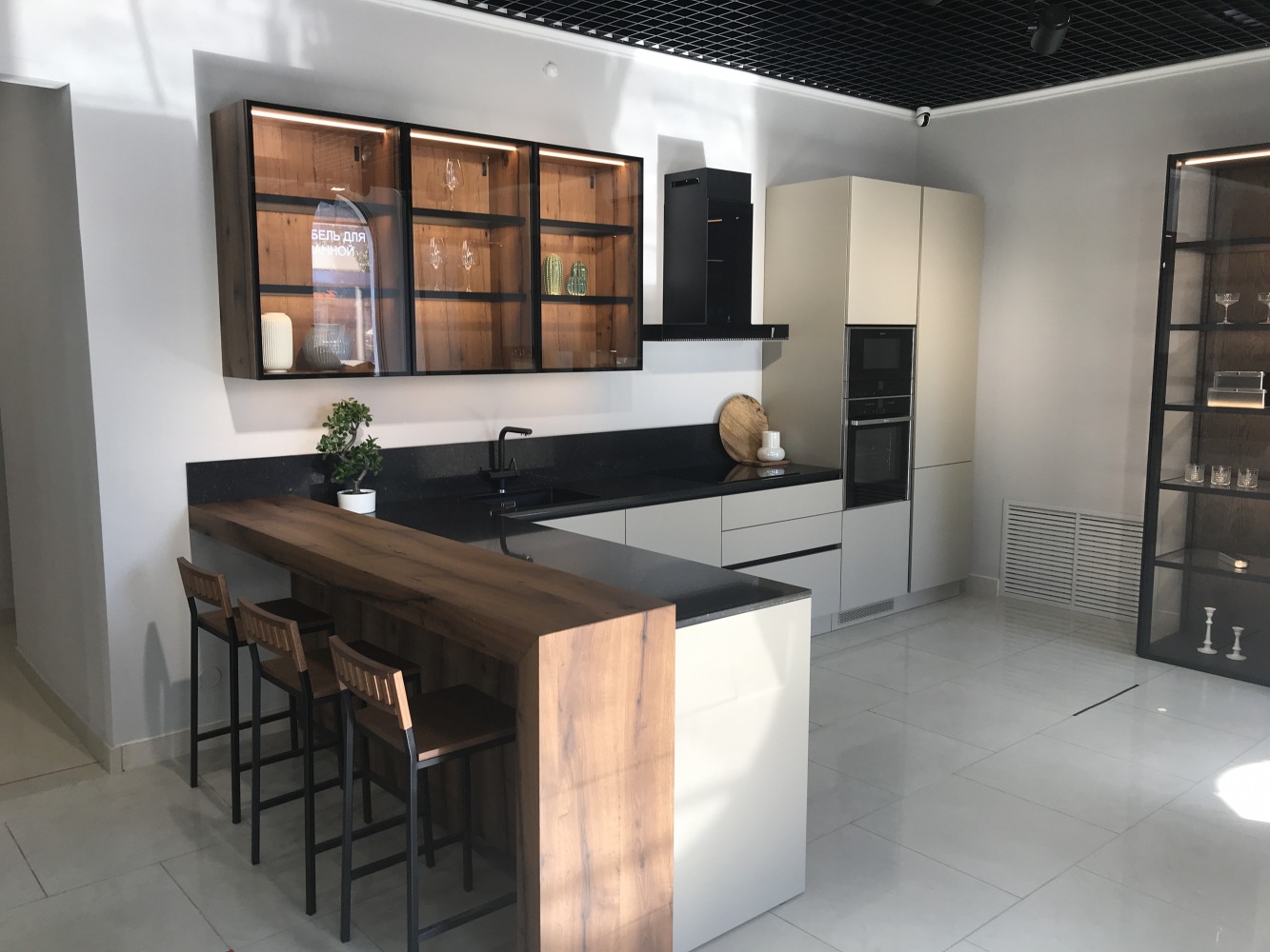 Küchenarbeitsplatte aus Konglomerat nach Maß, Schwarz – Technistone Taurus Terazzo Dark - matt