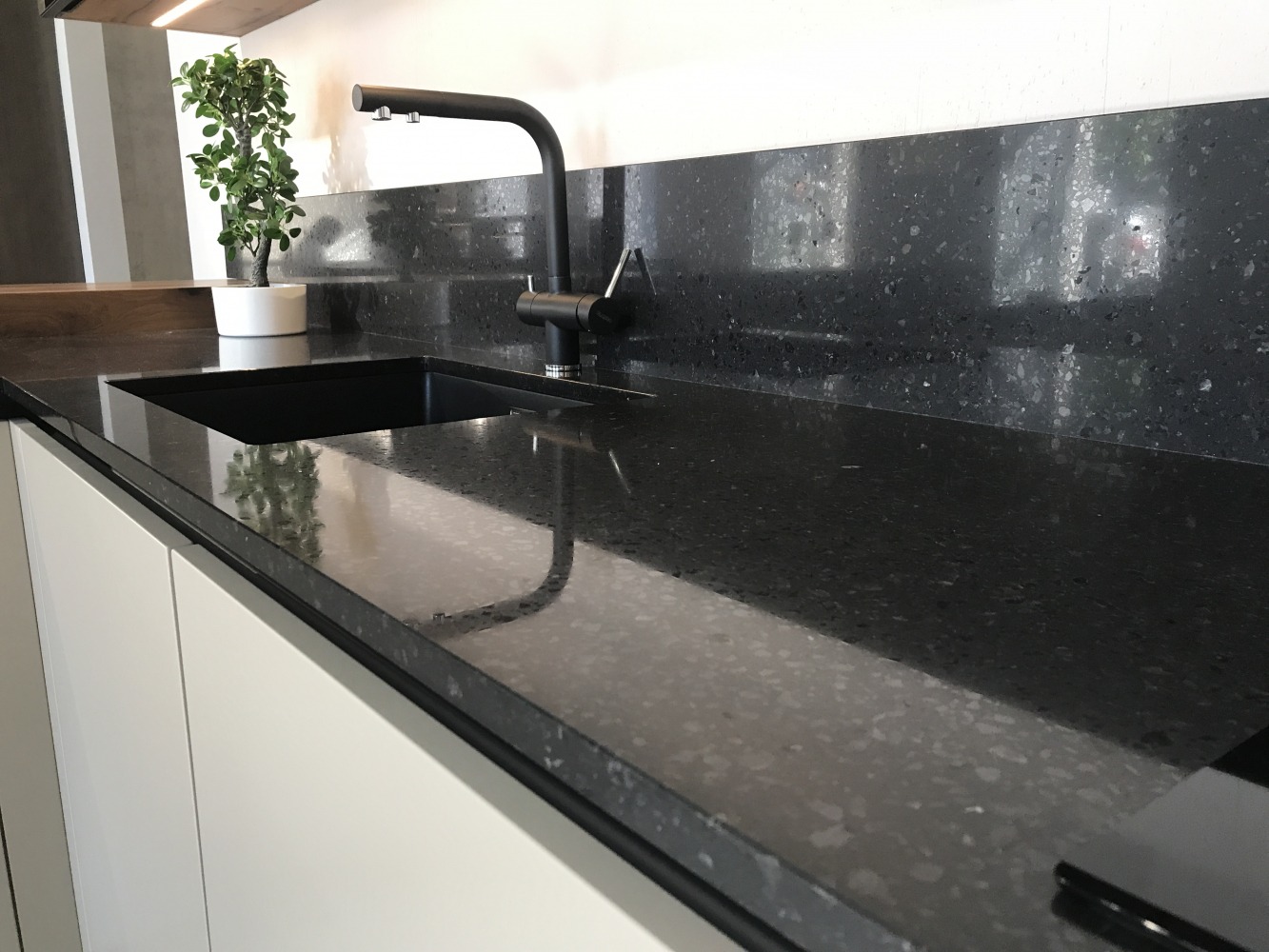 Küchenarbeitsplatte aus Konglomerat nach Maß, Schwarz – Technistone Taurus Terazzo Dark - matt