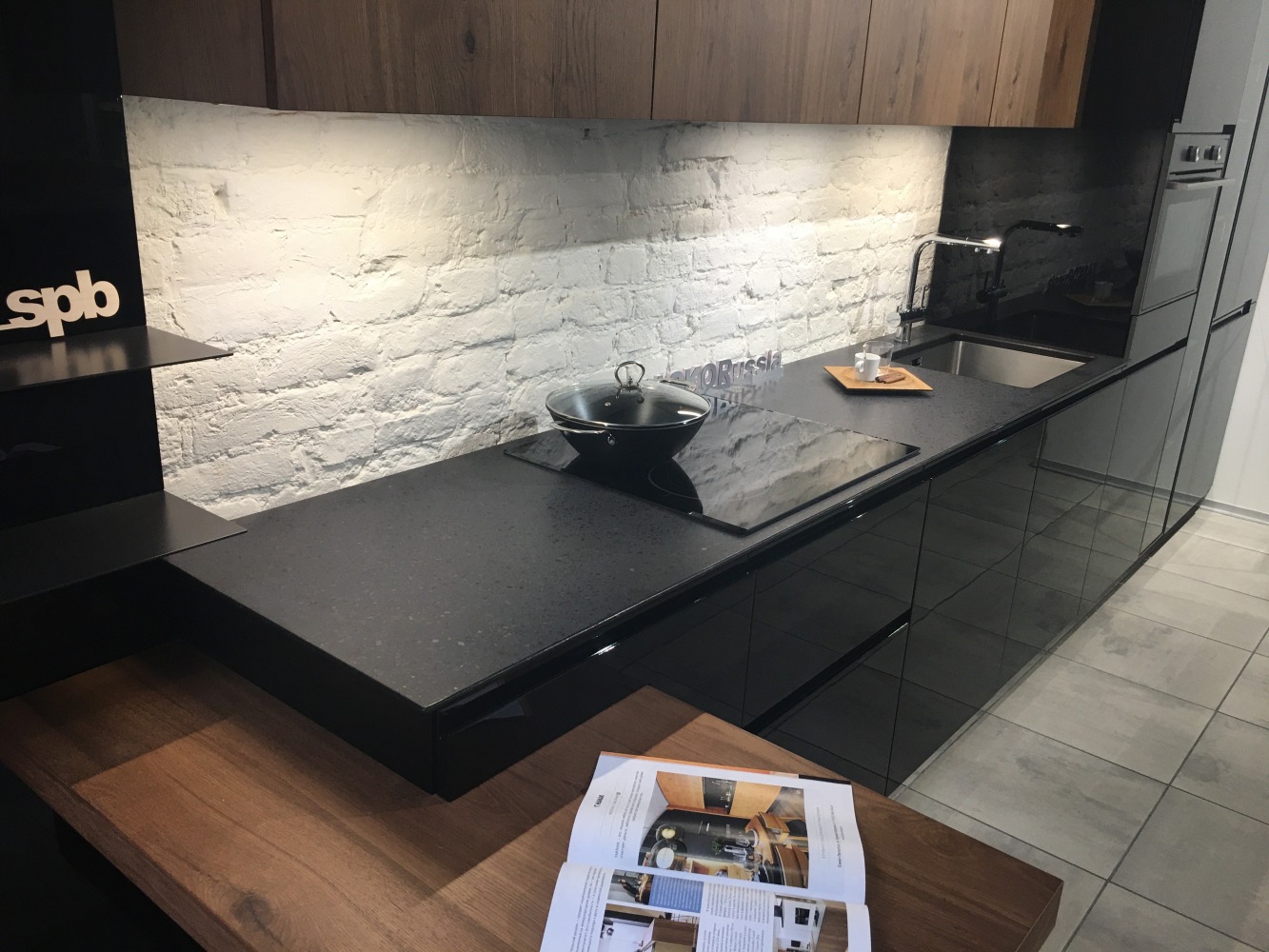 Küchenarbeitsplatte aus Konglomerat nach Maß, Schwarz – Technistone Taurus Terazzo Dark - matt