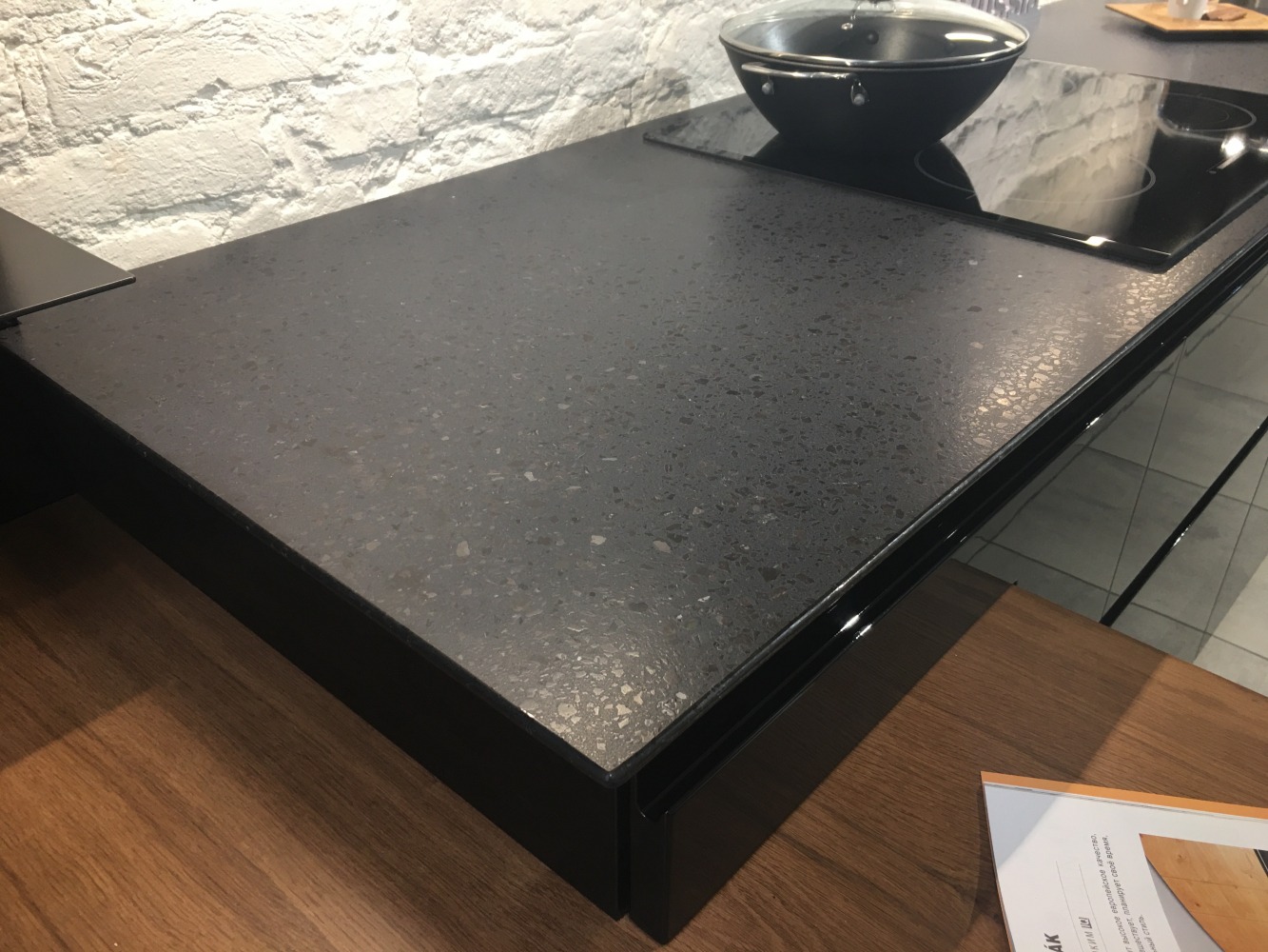 Küchenarbeitsplatte aus Konglomerat nach Maß, Schwarz – Technistone Taurus Terazzo Dark - matt