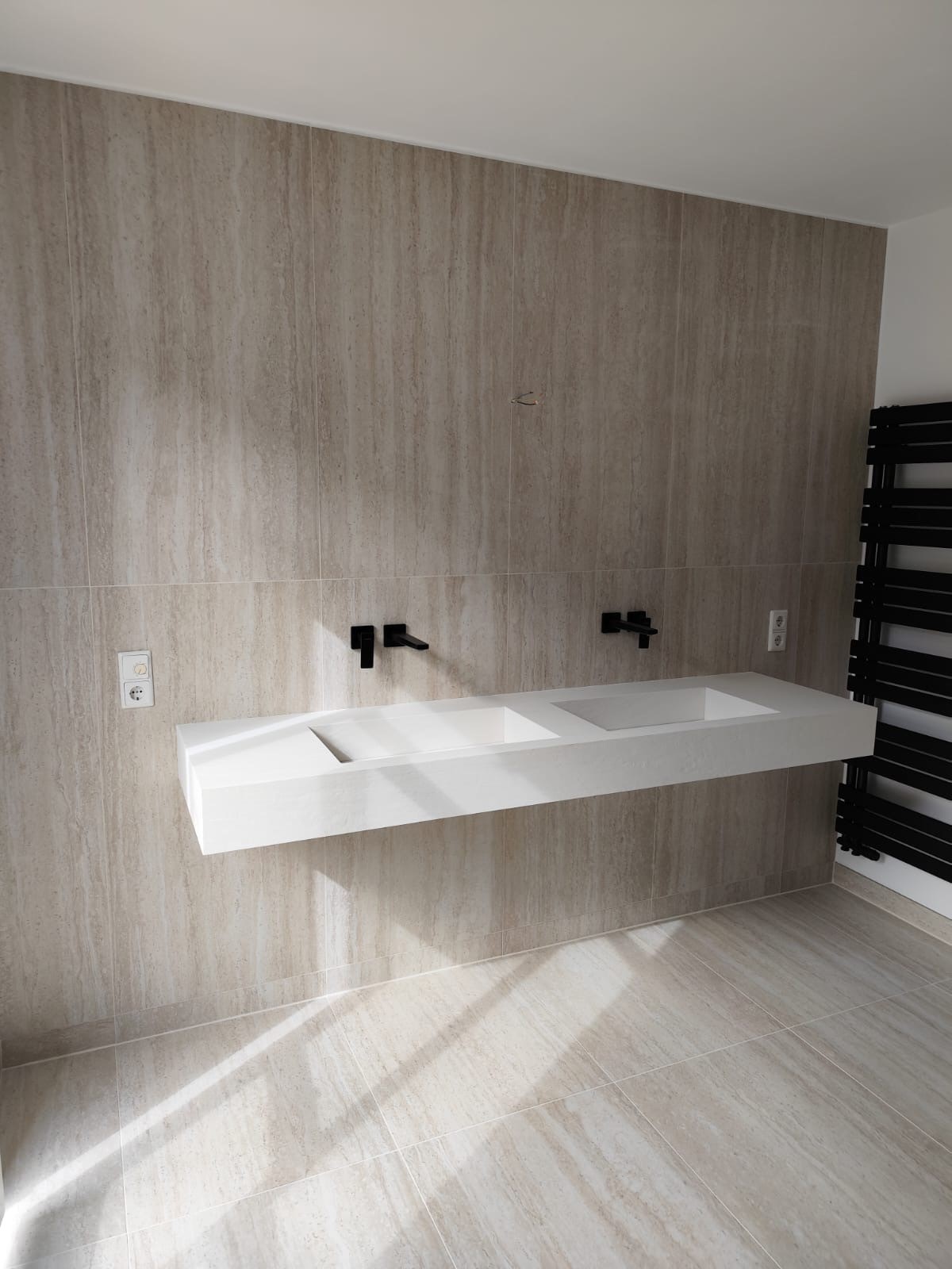 Schwebende Waschtischplatte aus Keramik mit integrierten Doppelbecken